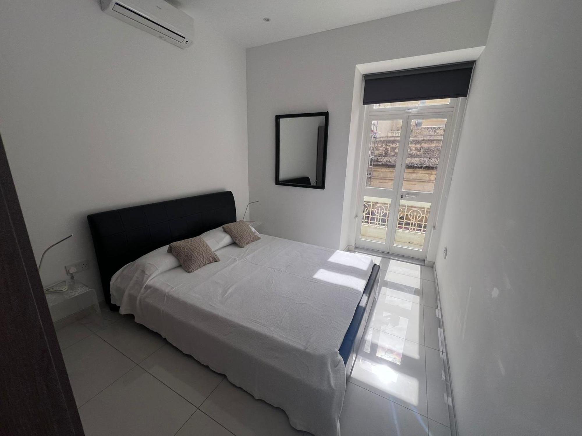 Sunny One Bedroom Apartment In Old Bakery Street Valletta Exterior photo